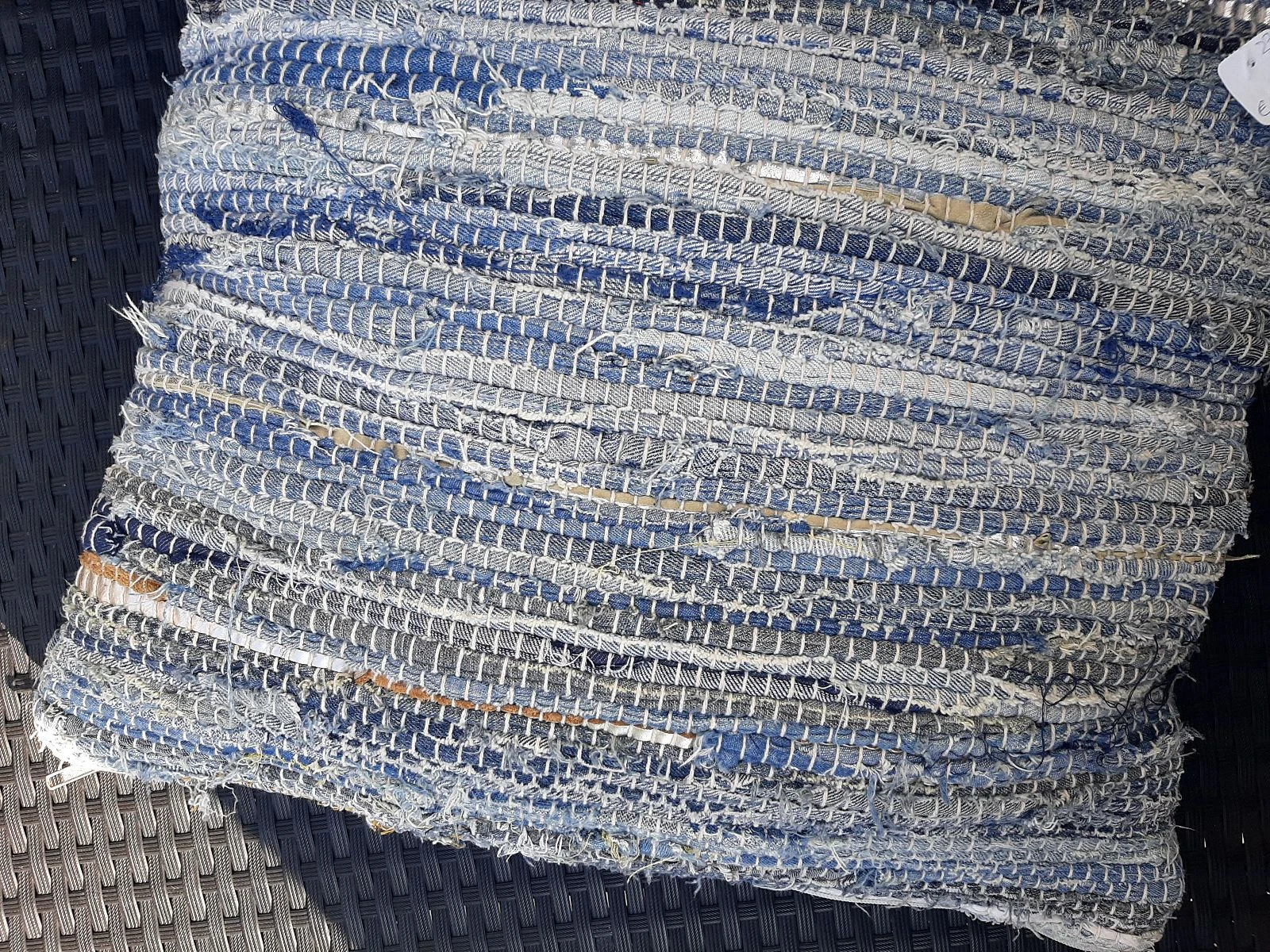 Coussin 45x45 cm fabriqué à partir de vieux jeans – photo 3